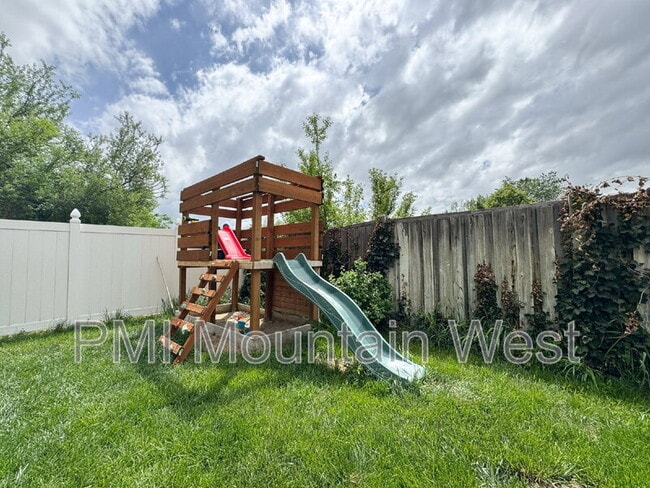 Building Photo - 484 E 900 N