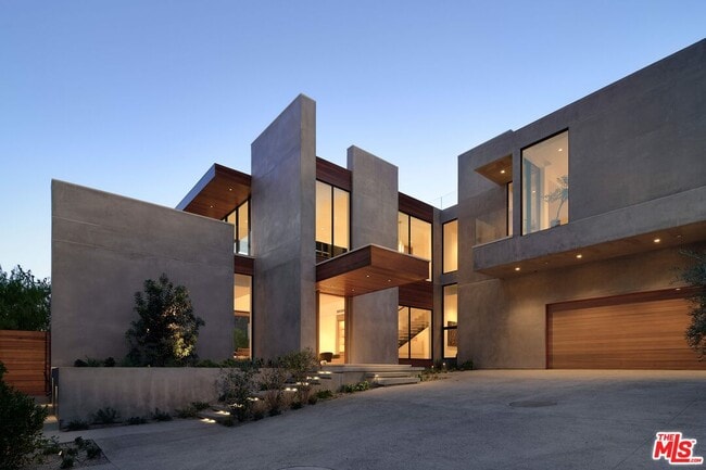 Building Photo - 10901 Chalon Rd