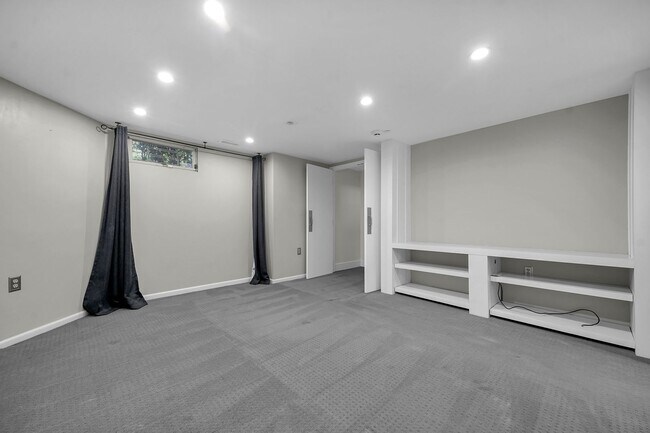 Building Photo - 3 Bedroom Luxury Condo