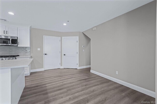 Building Photo - 110 School St