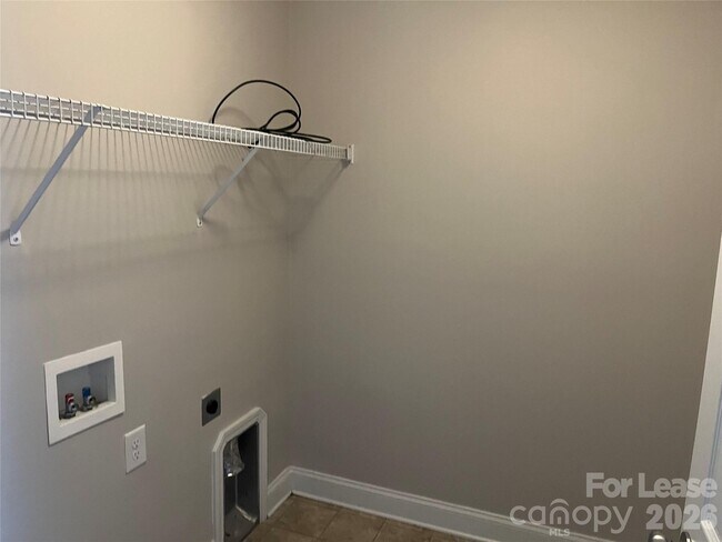 Building Photo - 1925 Crestmont St