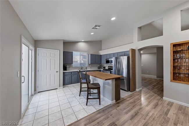 Building Photo - 833 Glitter Glen Ct