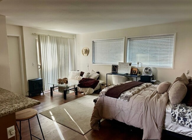 Building Photo - Charming Studio