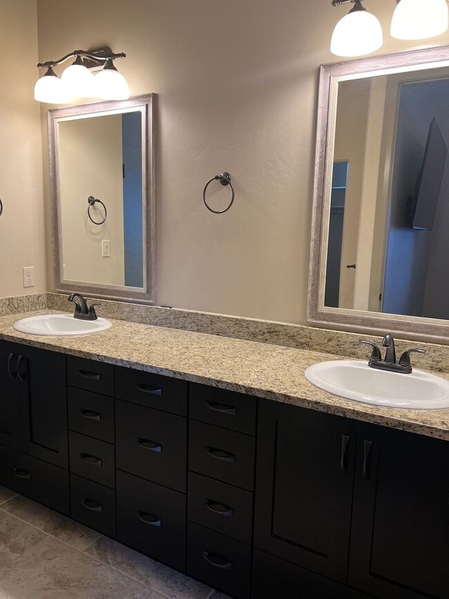 Building Photo - Beautiful Custom Home!