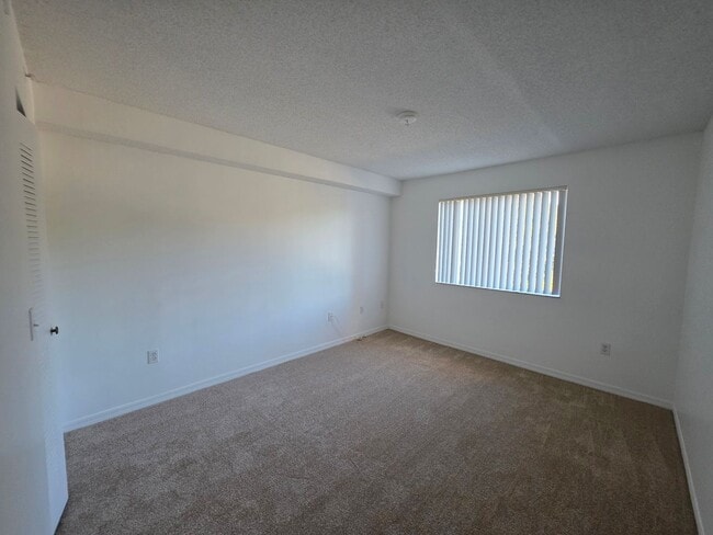 Building Photo - 2 Bedroom, 2 Bath in  Gated Community of Laguna