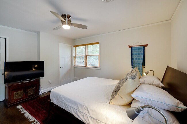Building Photo - Furnished, Detached Home in Bethesda Alta ...