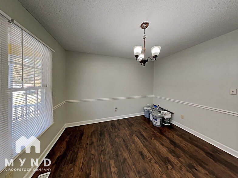 Building Photo - 1213 Shakentown St