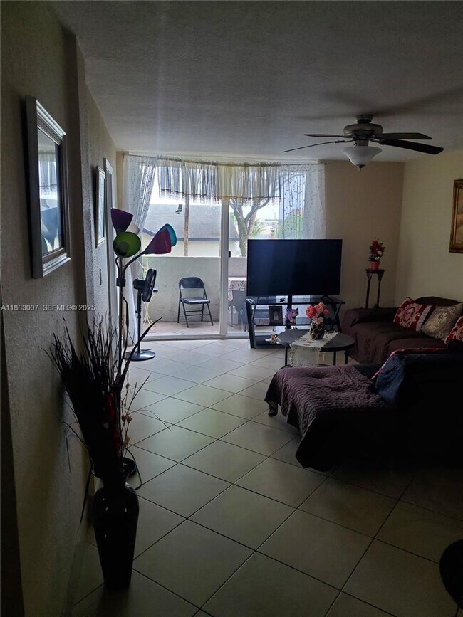 Building Photo - 10000 NW 80th Ct