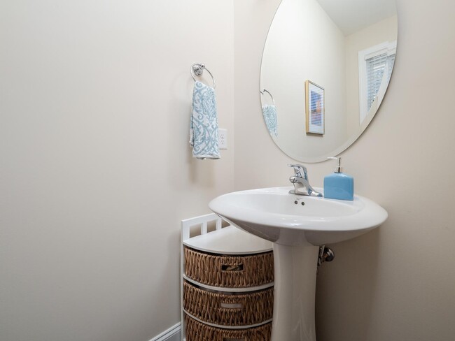 Building Photo - Gorgeous Luxury 3 Bedroom 2.5 Bath Townhom...