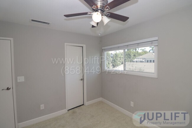 Building Photo - 2 bed 2 bath Remodeled Duplex