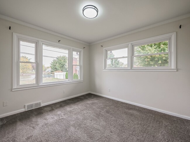 Building Photo - AVAILABLE NOW! Beautiful 3-Bedroom Waterfr...