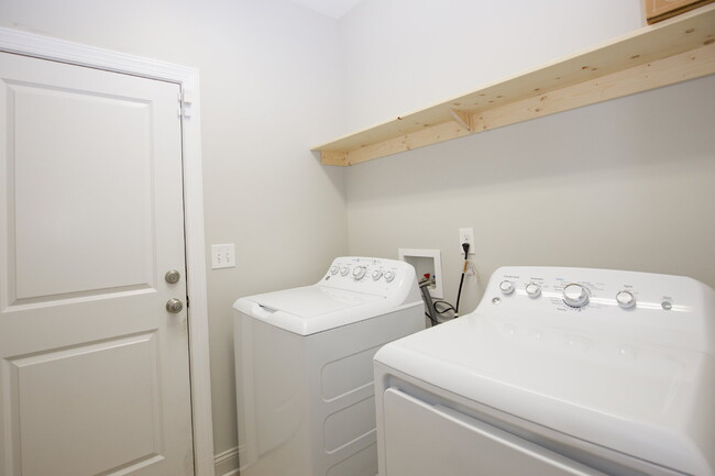 Building Photo - Charming End-Unit Townhome in Southern Pines