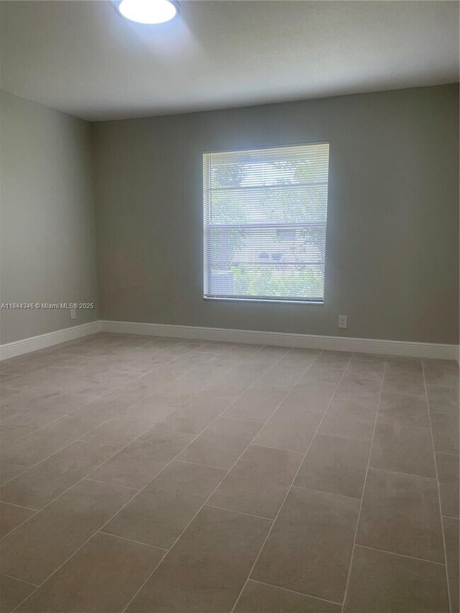 Building Photo - 935 Country Wood Ct
