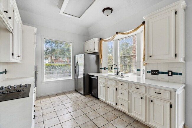 Building Photo - 2112 Shadow Bay Cir