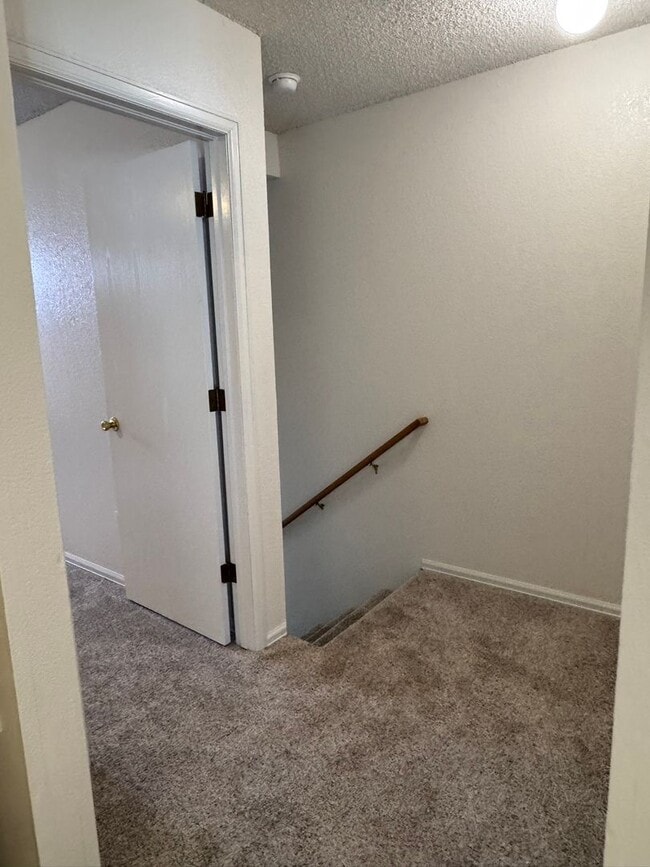 Building Photo - Cute 2 Story, 3Bed, 1.5Bath Townhouse in G...