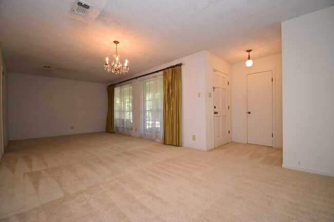 Building Photo - Spacious 3 Bed 2 Bath