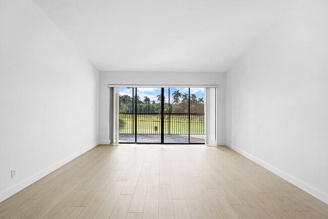 Building Photo - 5054 Golfview Ct