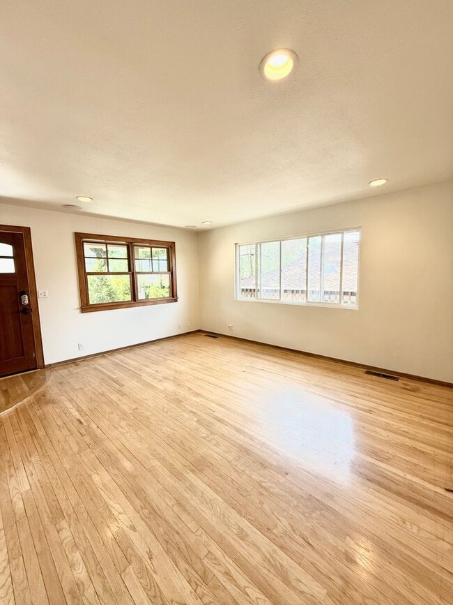 Building Photo - Charming 3 Bedroom 2 Bathroom Single Family Home Available June 5th *DO NOT DISTURB TENANT*