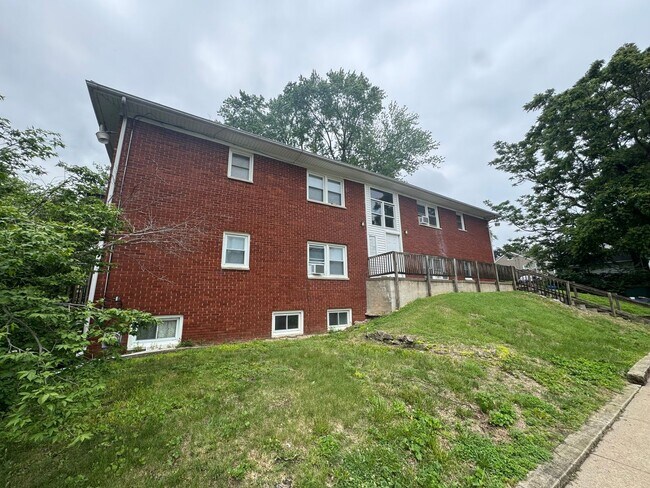 Building Photo - 13th Ave Moline Apartments