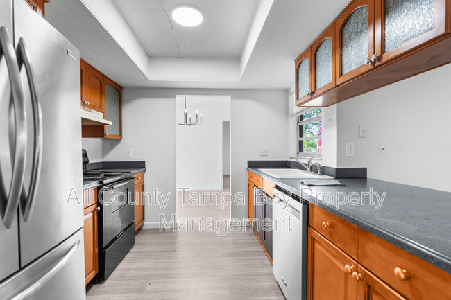 Building Photo - 905 N Newport Ave