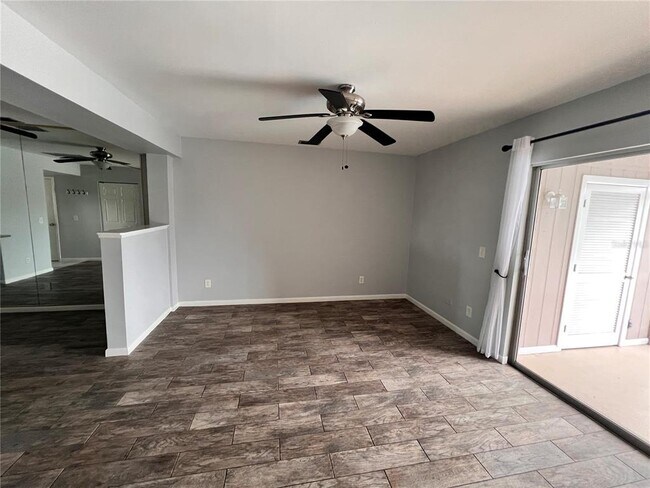 Building Photo - 920 Conecta Dr