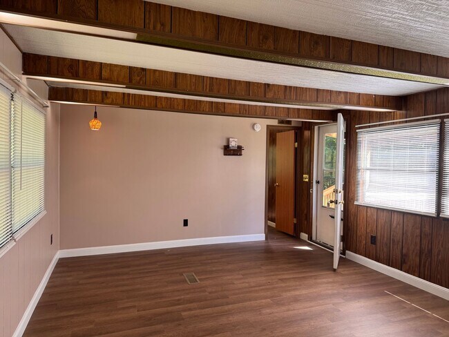 Building Photo - 3 Bed, 1.5 bath mobile home
