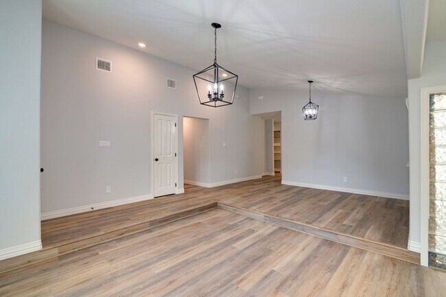 Building Photo - AVAILABLE NOW! GORGEOUS 3 BEDROOM HOME!