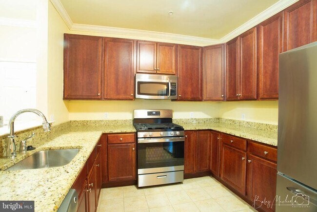 Building Photo - 350 W Elm St