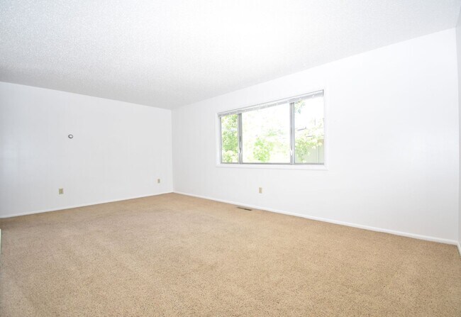 Building Photo - Spacious and charming! Conveniently located top floor 2 bedroom apartment.