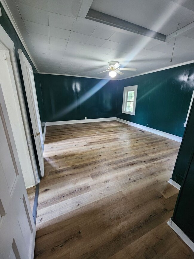 Building Photo - Charming Farm Cottage in Chatham, IL!