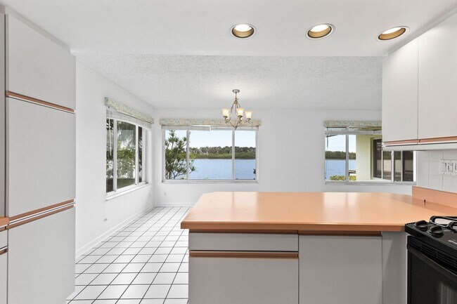 Building Photo - Riverfront Home in Ormond Beachside!