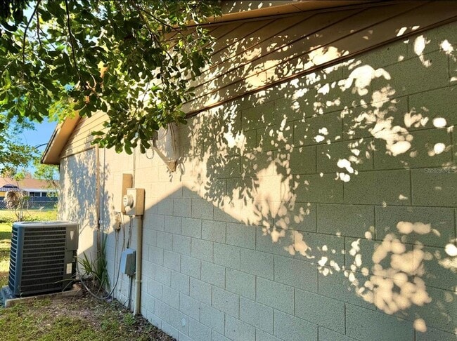 Building Photo - 810 Royal Palm Dr