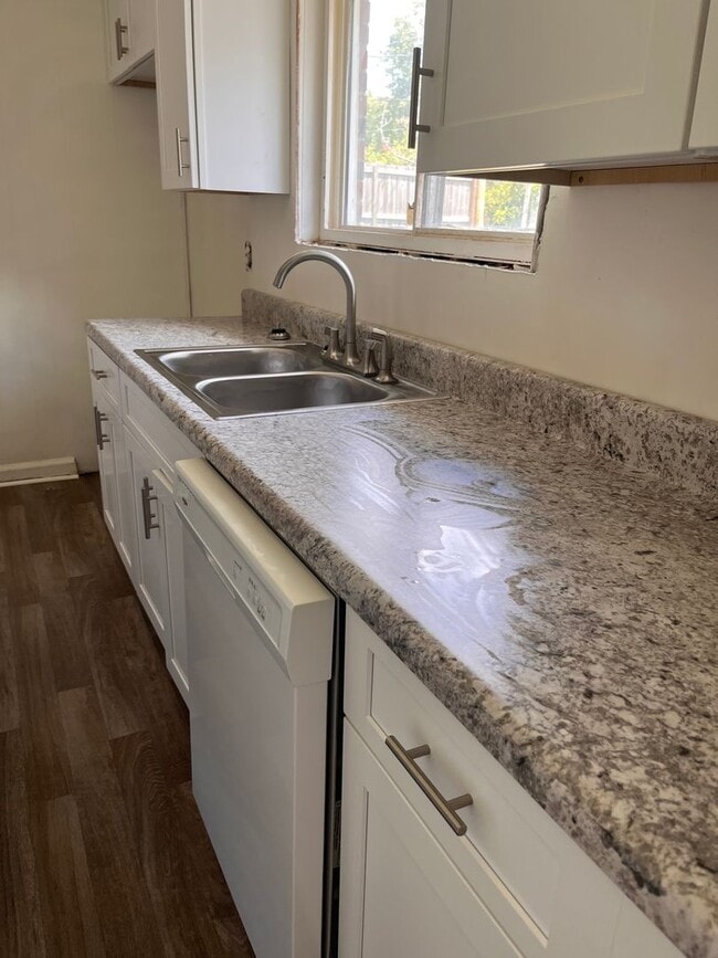 Building Photo - Cozy 3 bedrooms with charming kitchen upda...