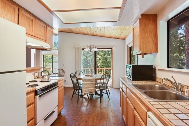 Building Photo - Cozy Armstrong Tract Long Term Furnished L...