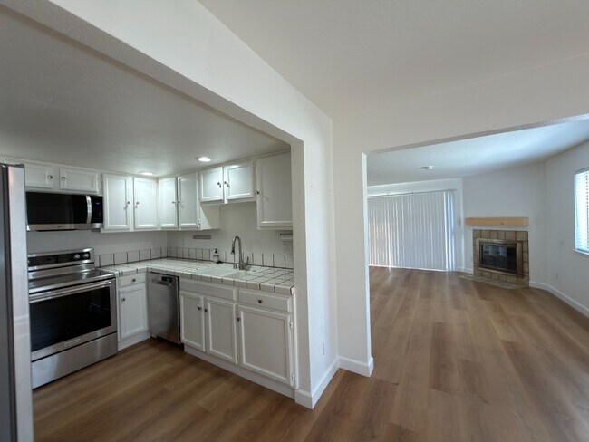 Building Photo - Prime Santa Clara Location | Bright 3BR/2.5BA End-Unit | 2 Primary Suites | Central Heat & AC