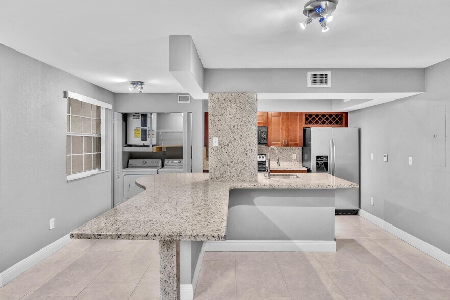 Building Photo - 2881 N Oakland Forest Dr