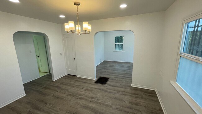 Building Photo - West LA Gem - 2 bed / 1 bath