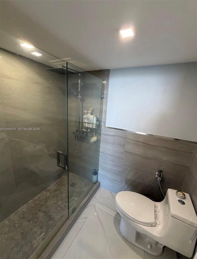 Building Photo - 1420 Brickell Bay Dr