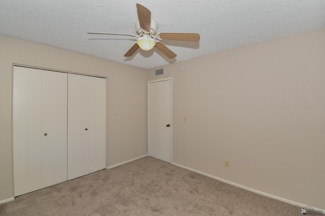 Building Photo - 2716 W Oakwood Ln