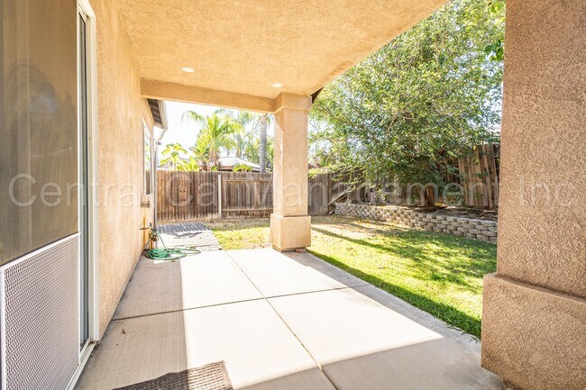 Building Photo - 3 Bedroom/2 Bath Home with an office and paid solar - $2695 per month!
