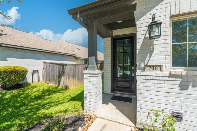Building Photo - 706 Santa Elena Trail
