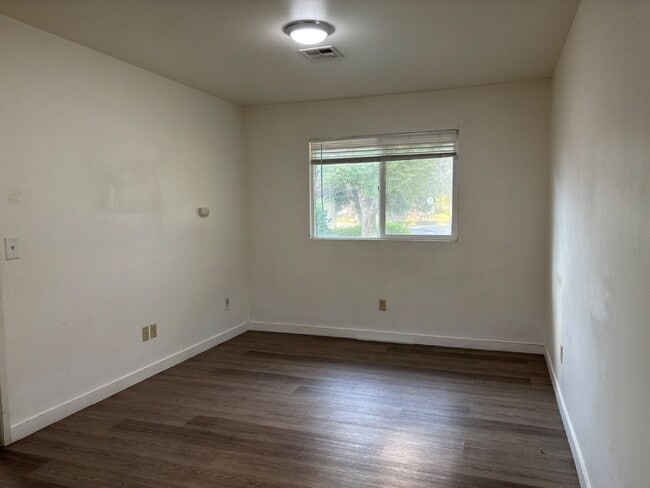 Building Photo - Available Soon! Apply now for this cute one bedroom apartment for $1200
