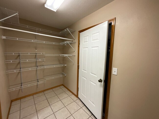 Building Photo - Beautiful Home on Private Setting