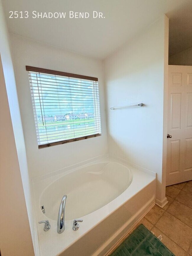 Building Photo - 2513 Shadow Bend Dr