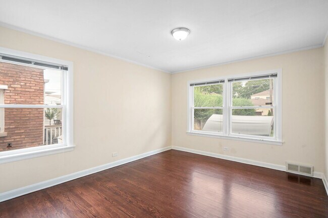 Building Photo - 4914 Lunt Ave