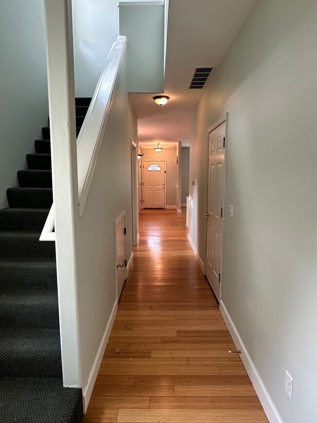 Building Photo - 2 Bed, 2 1/2 Bath townhome close to the River! Free month's rent on a 1 year lease!