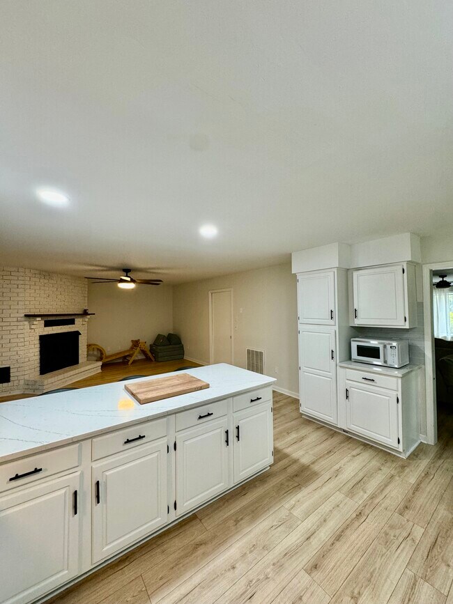 Building Photo - 303 Long Leaf Dr