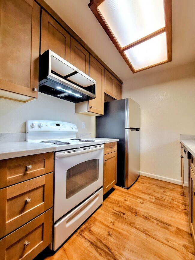 Building Photo - Refurbished Condo on 1st Floor With Laundry, Patio, Garage; Next to Pool!