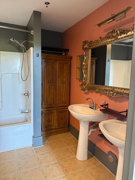 Building Photo - 130 E Glenwood Ave