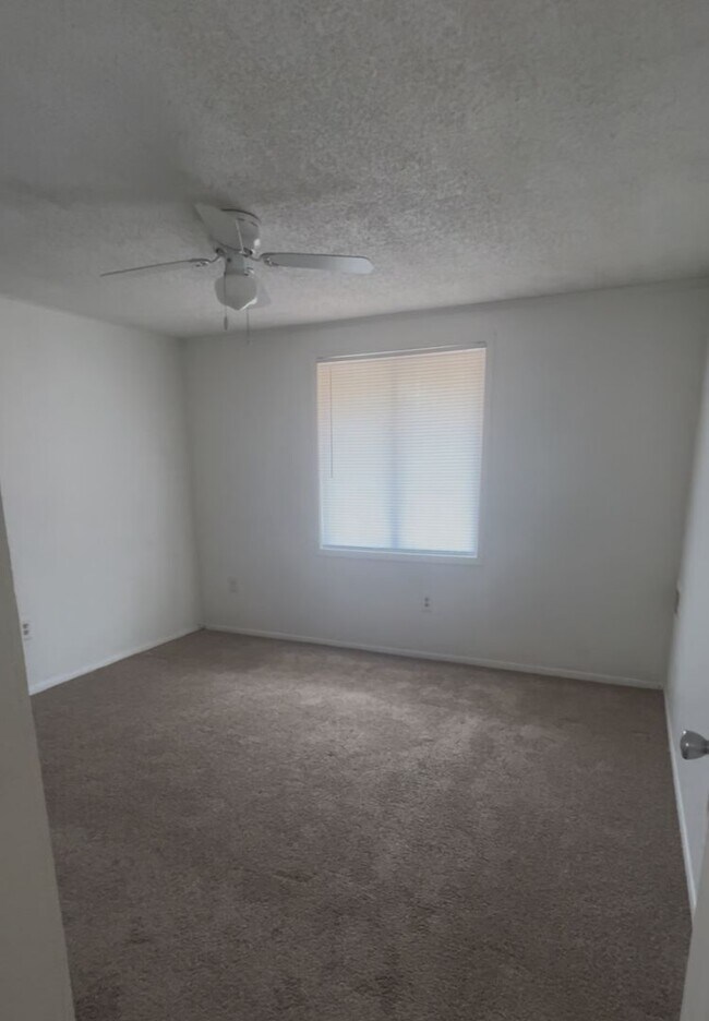 Building Photo - Great Location Spacious 2/1 ! Up to $2,000 Move-In Promotion + Utility Connection Fee Waived